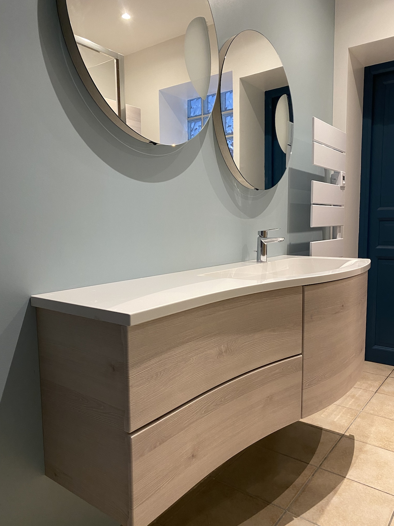 Meuble vasque suspendu bois clair, vasque moulée et miroirs ronds rétroéclairés