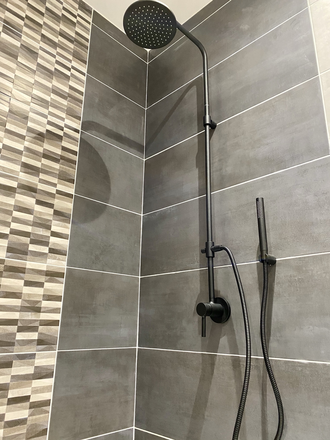 Colonne de douche noire, faïence grand format gris et accent 3D beige (vue verticale)