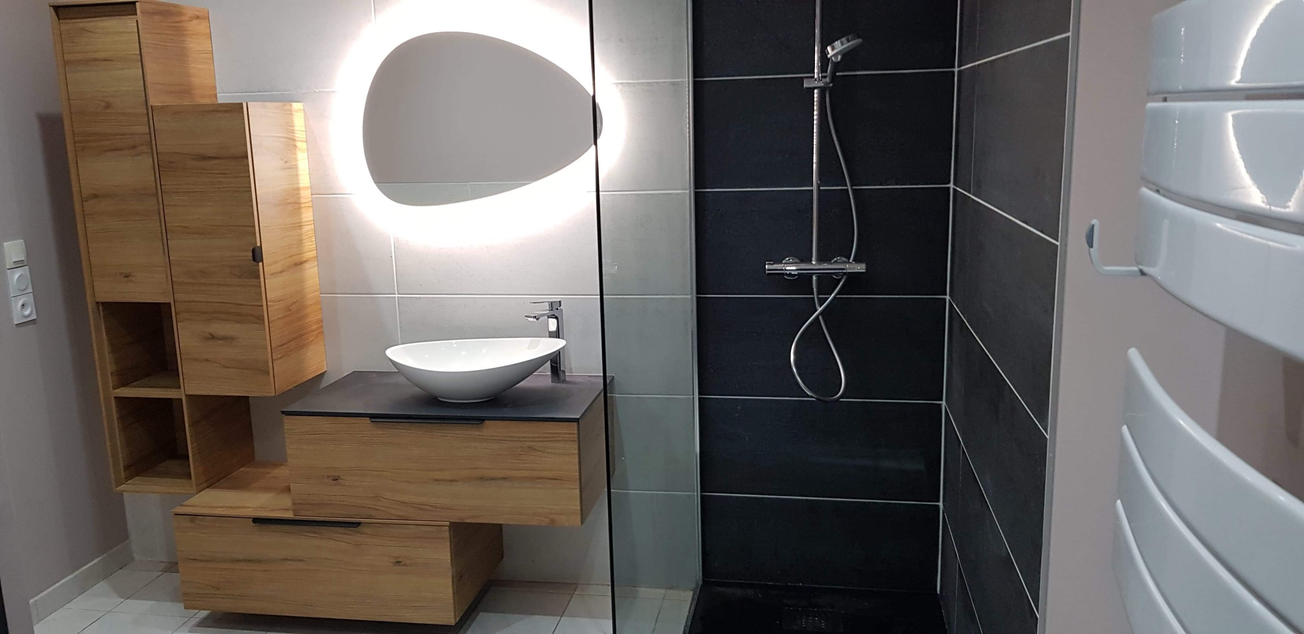 Douche de plain-pied et meuble vasque en bois avec miroir LED (vue d’ensemble)