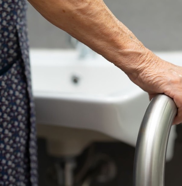 Douche adaptée aux seniors : receveur extra-plat, barre d’appui, siège